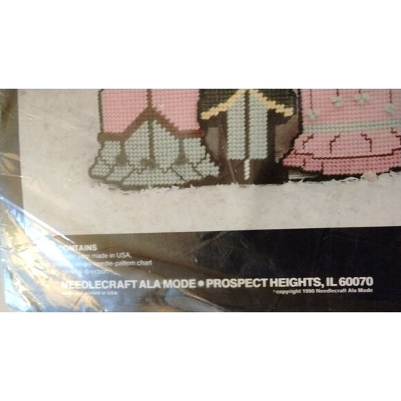 Victorian Carolers Plastic Needlecraft Ala Mode W90 540 - Picture 7 of 7